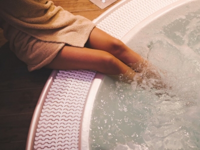  POURQUOI RECOUVRIR SON SPA / JACUZZI À L’AIDE D’UNE BÂCHE DE PROTECTION ? 
